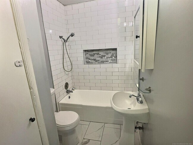 Building Photo - Clean and Pristine 3 Bedroom Home Available for Immediate Move-In!!!