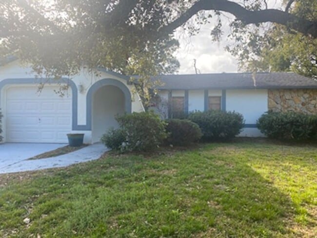 Building Photo - 2 bedroom 2 bathroom home with a screened in porch
