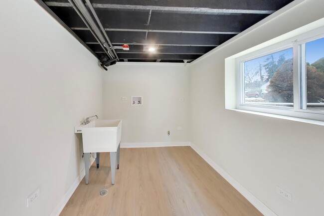 Building Photo - 6730 W Dakin St