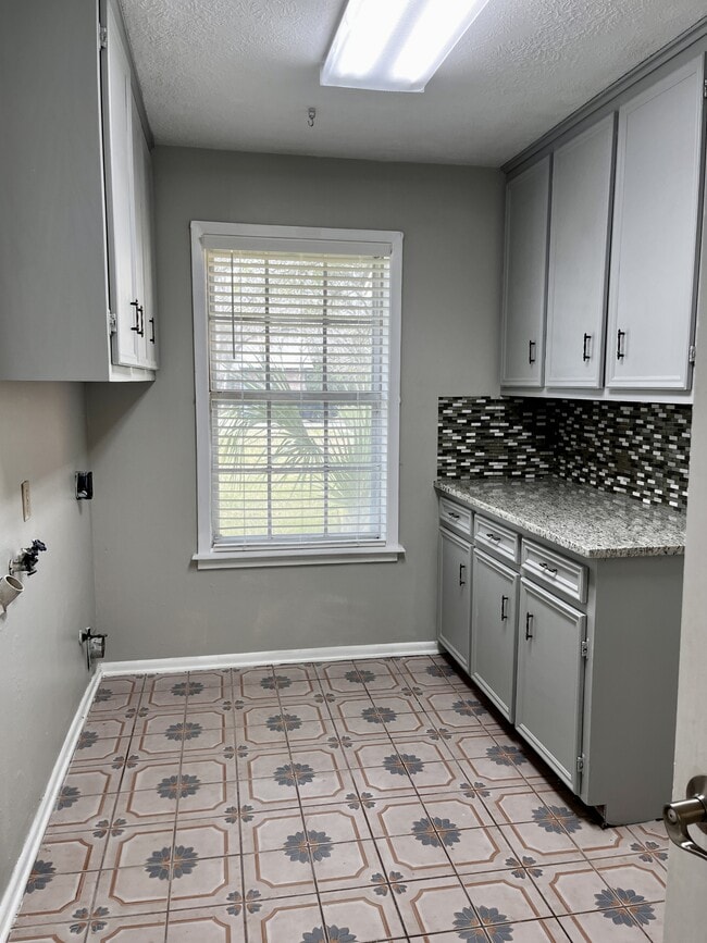 Building Photo - 1010 Holt St