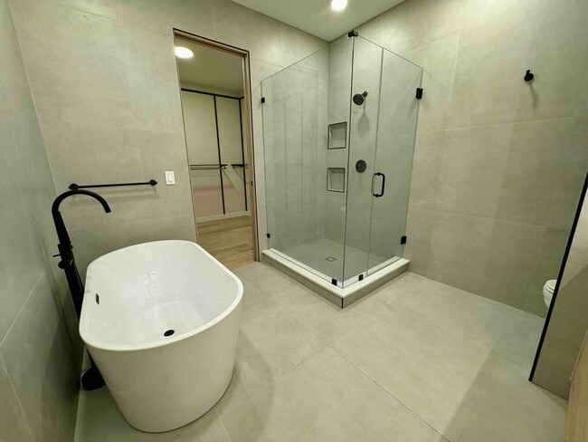 Building Photo - 2402 N Ola Ave