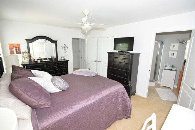 Building Photo - Lakefront Condo in Greenbrier