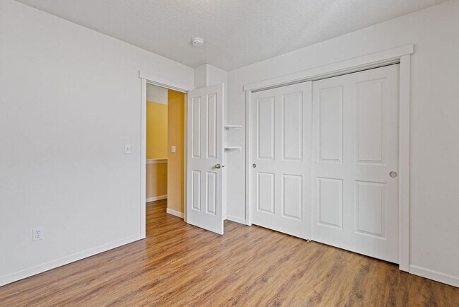 Building Photo - SPACIOUS LAYOUT! HARD SURFACE FLOORING, FE...