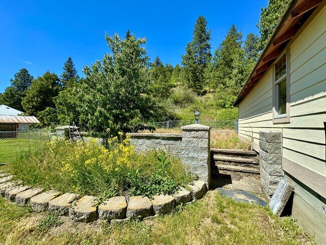Building Photo - Come Experience the Charm of Cle Elum