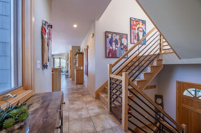 Building Photo - Attached garage! Beautiful views! Heart of...