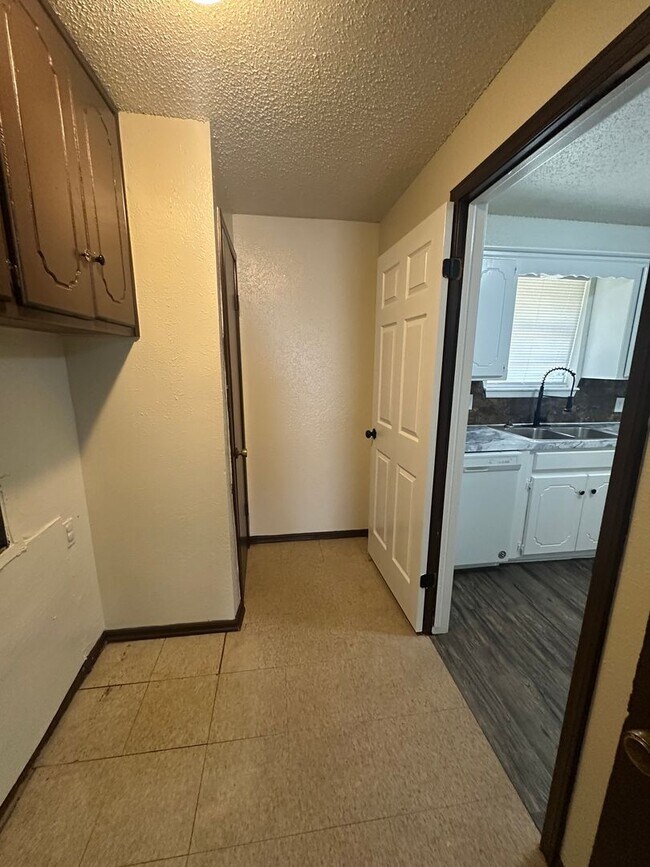 Building Photo - Spacious 4 bed, 1.5 bath