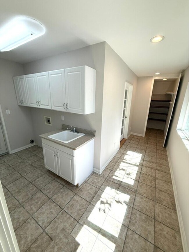 Building Photo - La Cañada Schools-  Family Home - Natural Hardwood, 2 car attached garage, Central A/C, New Appli...