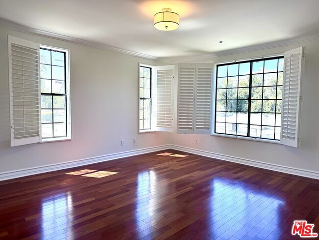 Building Photo - 107 N Swall Dr