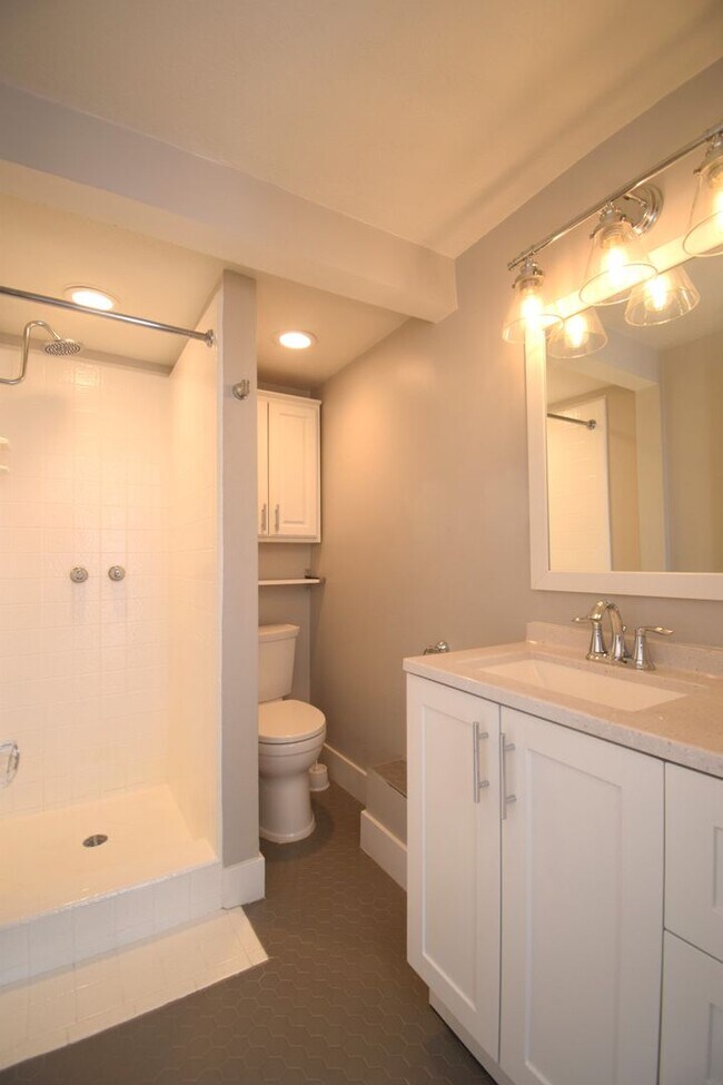 Building Photo - Unique 6 Bedroom Home in Midvale!