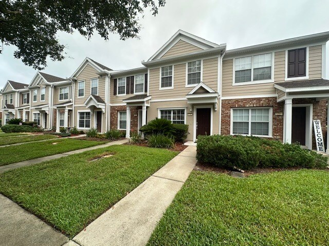 Building Photo - Stunning Townhome With Pond View In Gated Community
