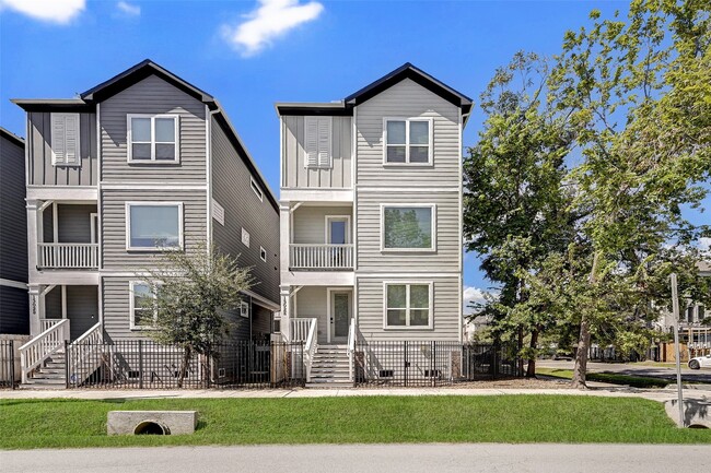 Primary Photo - 1302 W 24th St