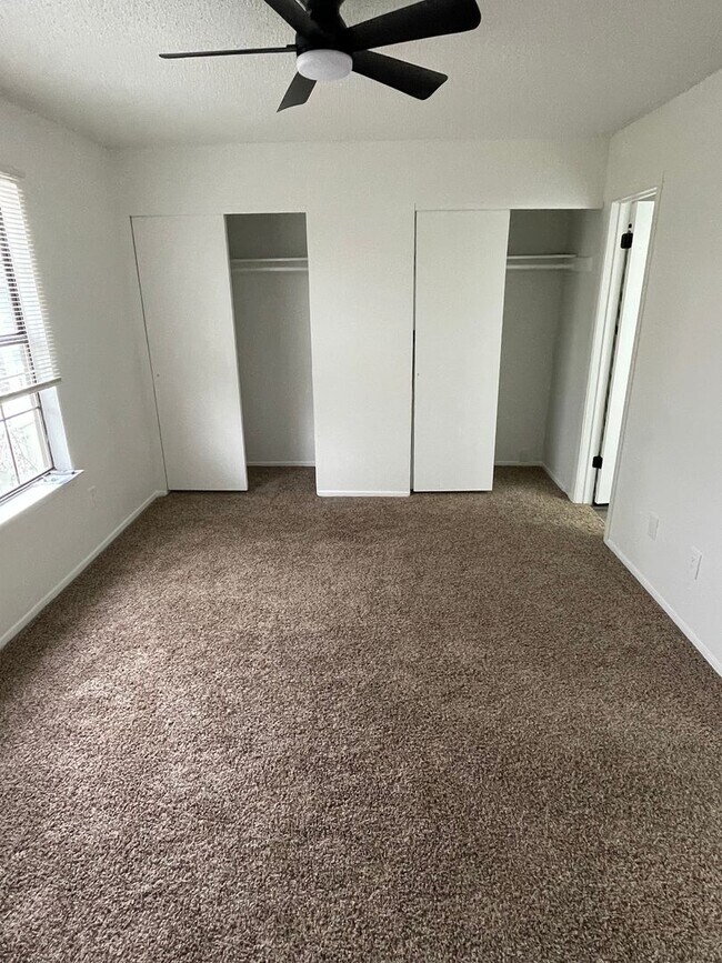 Building Photo - 3 BEDROOM CONDO BY UNT