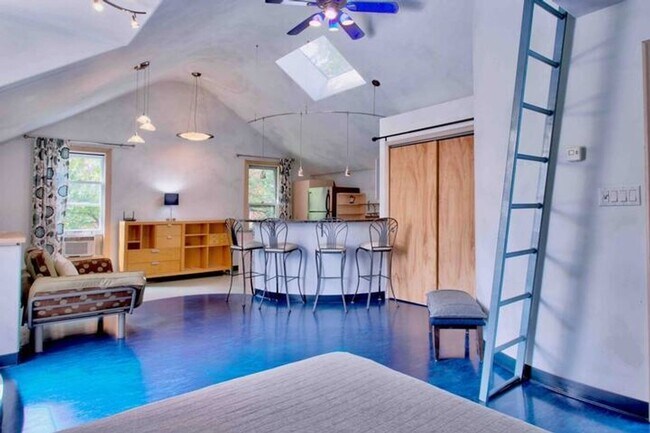 Building Photo - Unique Carriage House in Historic Congress...