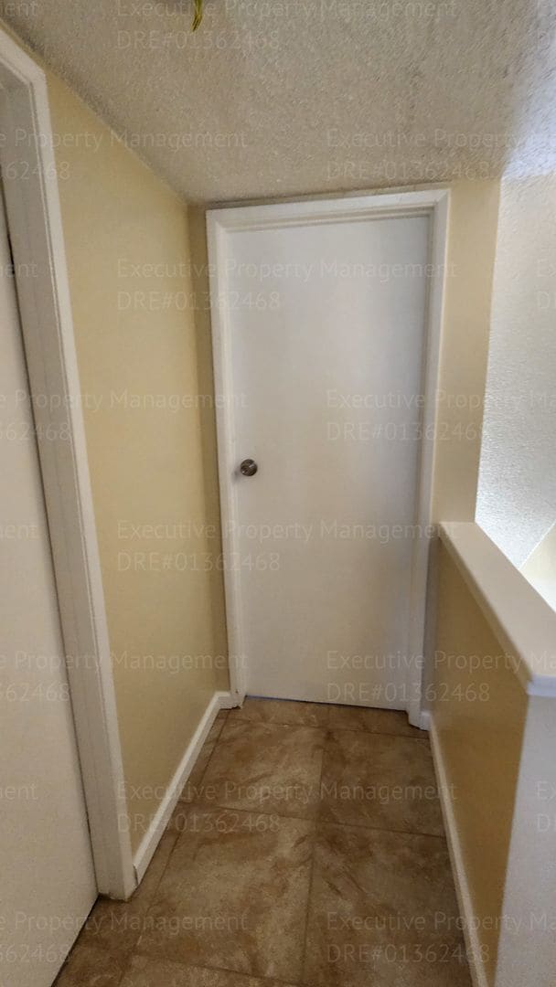 Building Photo - 2 bedroom, 1.5 bathroom townhome located near schools, shopping, restaurants, & Kern Medical Hosp...