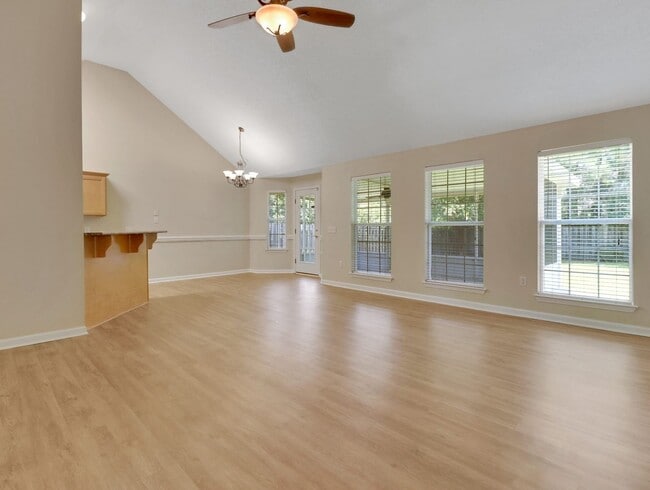 Building Photo - 3 Bed/2 Bath Home in Main Street!