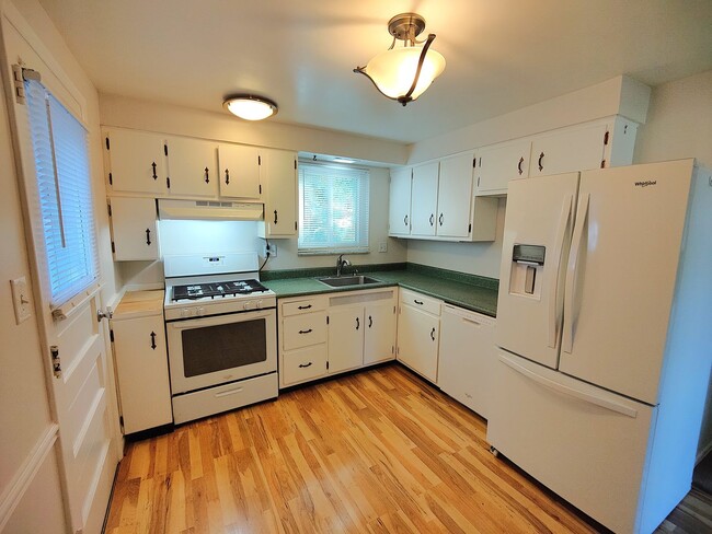 Building Photo - *Recently Updated 3BD/2.5BA Available for ...