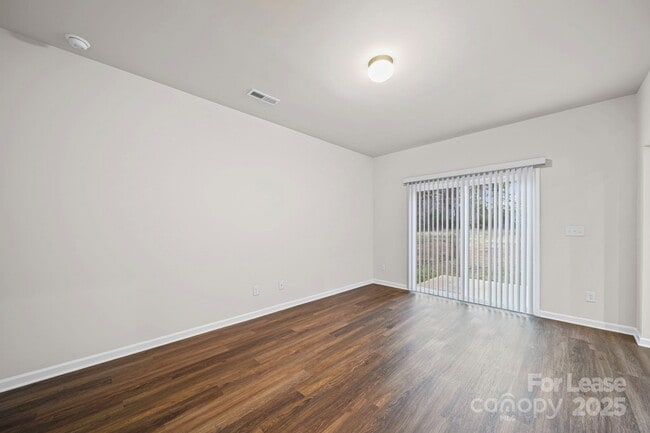 Building Photo - 916 S Battleground Ave