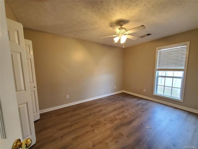 Building Photo - 517 Sandfield Ct