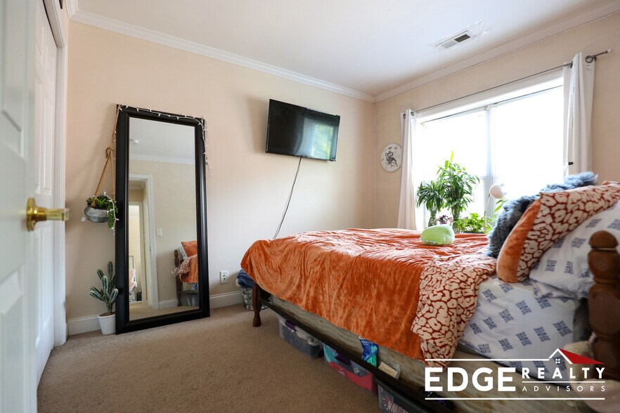 Building Photo - 168 Newton St