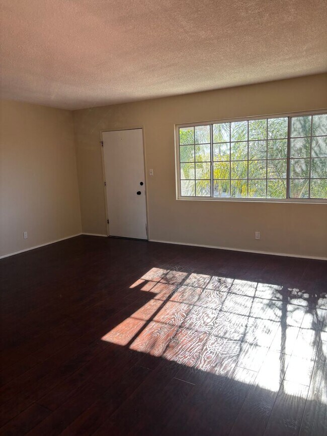 Building Photo - 2 bedroom 1 bath available now in East LA!