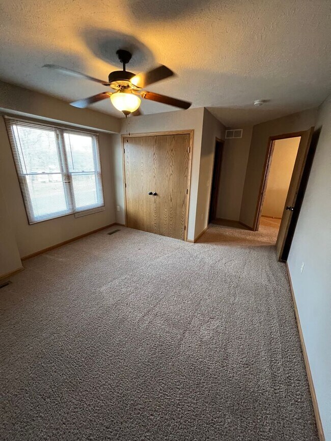 Building Photo - 727 W 8th St