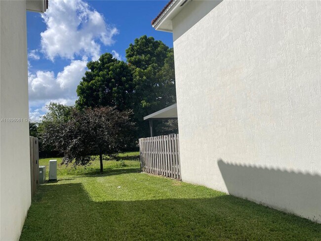 Building Photo - 582 SW 2nd Pl