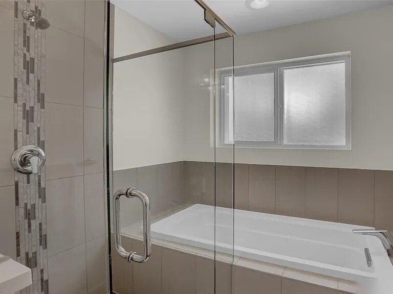 Building Photo - 2713 Grove St