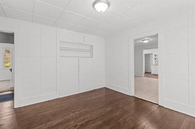 Building Photo - Beautifully Renovated 4 Bedroom 2 Bath Hom...