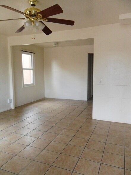 Building Photo - 738 E Elm St