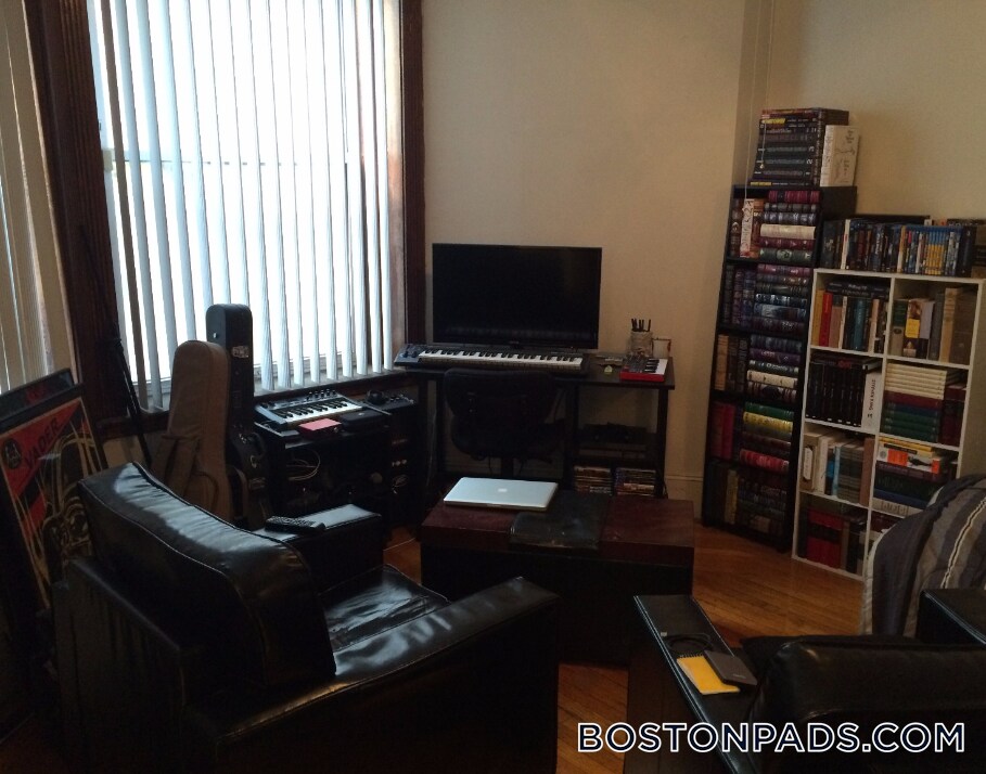 Building Photo - 26 Hemenway St