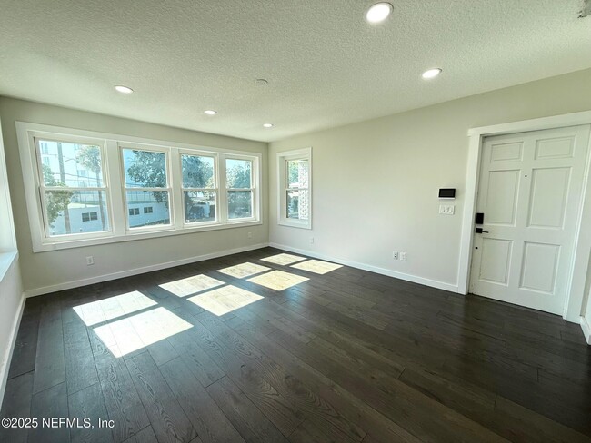 Building Photo - 1733 Memorial Park Terrace