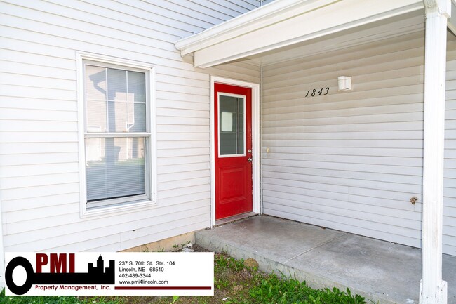 Building Photo - 3 Bedroom and 1.5 bathroom Duplex for rent