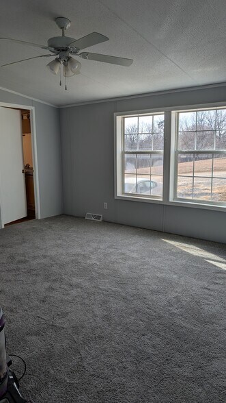Master bedroom - 291 Pebble Ln
