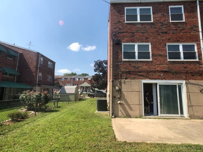Building Photo - Newer & Modern 3 Bed., 1.5 Bath Home w/W/D...