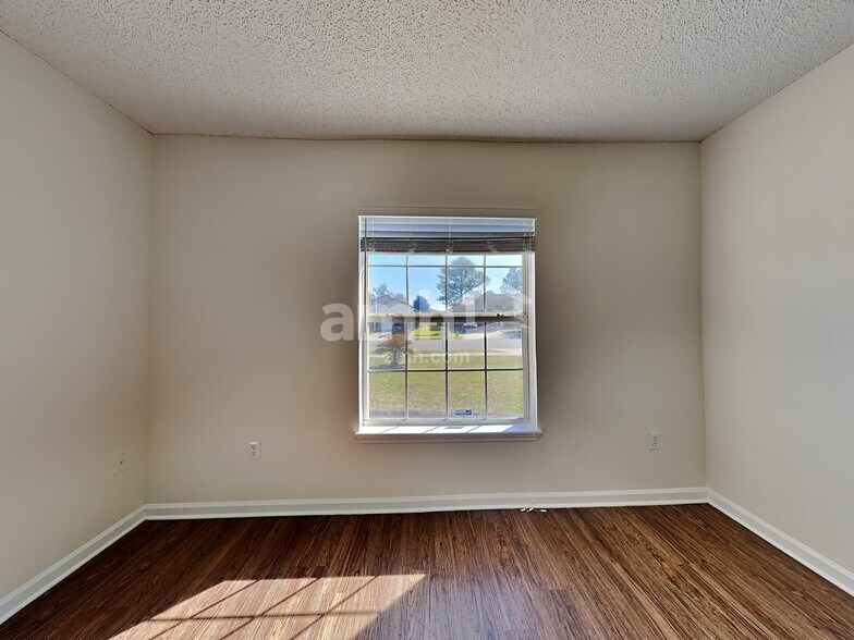 Building Photo - 9311 Thunderbolt Dr