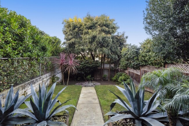 Building Photo - 2470 Broadway