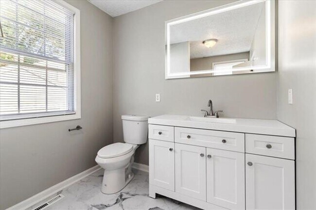 Building Photo - Radford, 3 BR / 2 BA, Available NOW