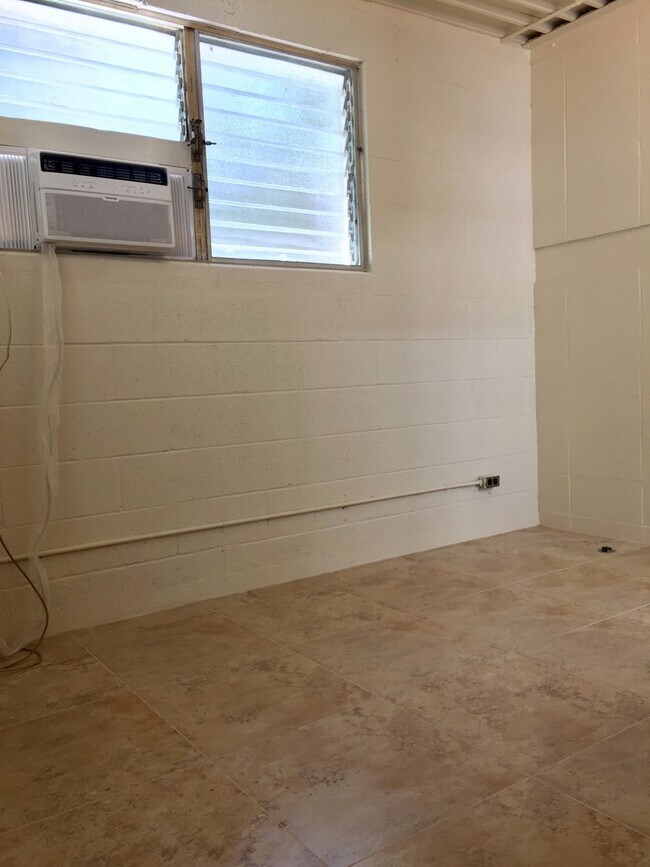 Building Photo - Punchbowl: Renovated Small Studio with Was...