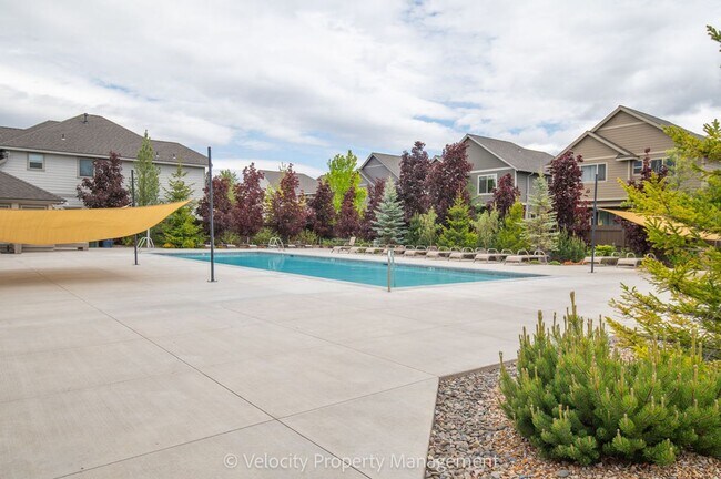Building Photo - Beautiful NE Bend Home with Community Pool...