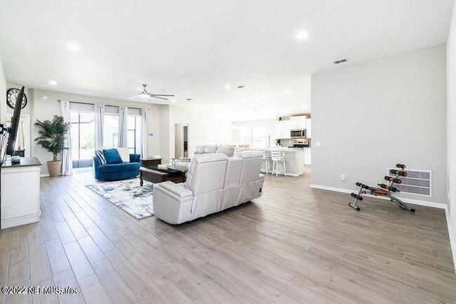 Building Photo - 15935 Great Lakes Cir