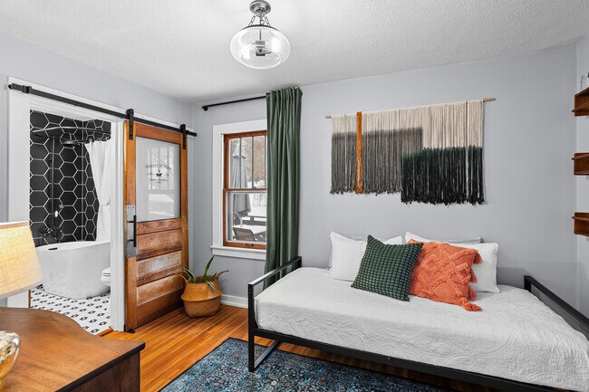 Building Photo - 1120 W Broadway