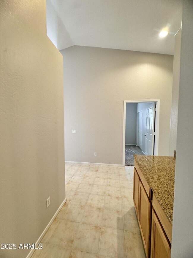 Building Photo - 673 S Peppertree Dr