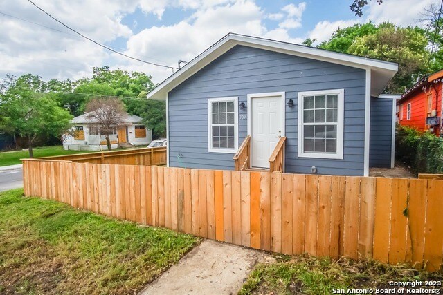 Building Photo - 303 Victor St