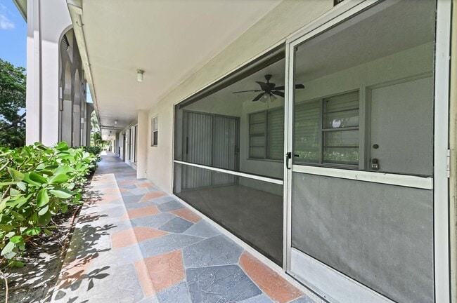 Building Photo - 100 Royal Palm Way