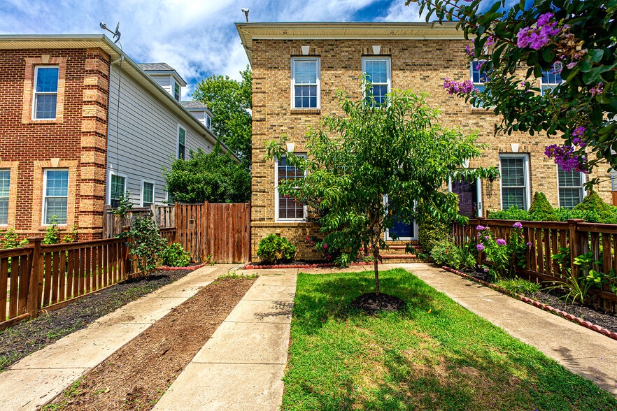 Primary Photo - 10 E Reed Ave