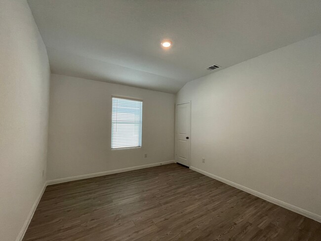 Building Photo - Luxury Vinyl Plank (No Carpet) /  Fridge I...