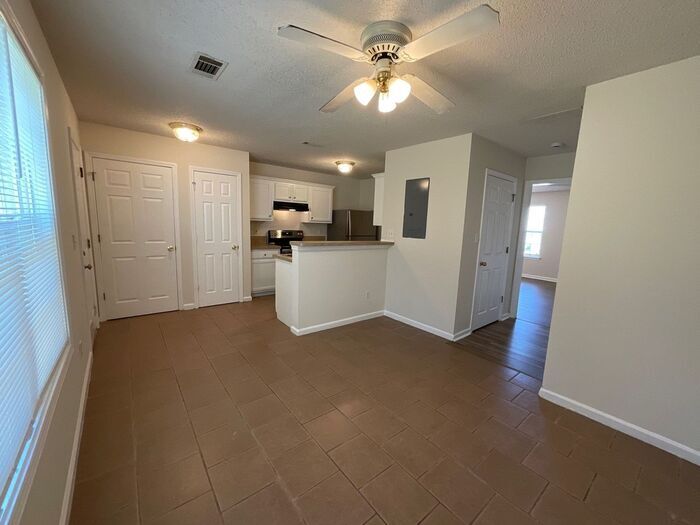 Building Photo - 1608 Hallmark Hills Dr
