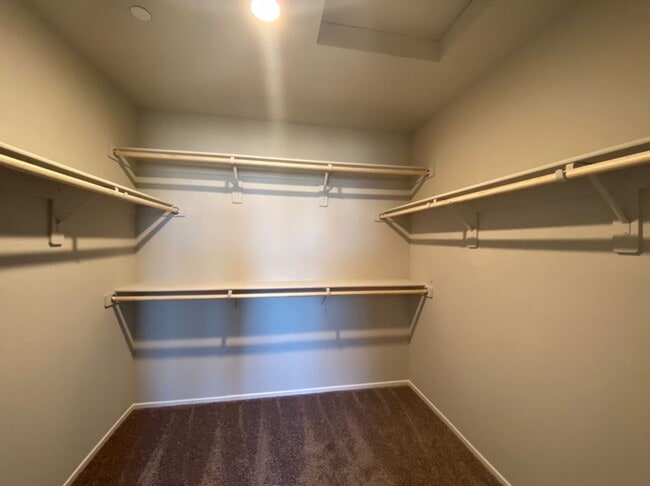 Building Photo - AMAZING GATED 3 BED 2.5 BATH 2 CAR GARAGE !