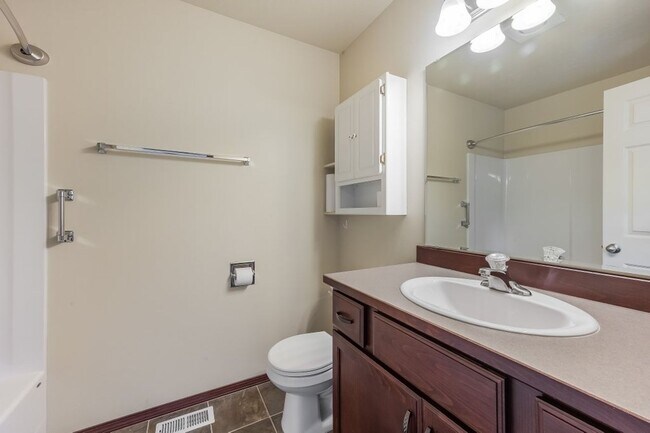 Building Photo - 3 bed 2 bath rancher