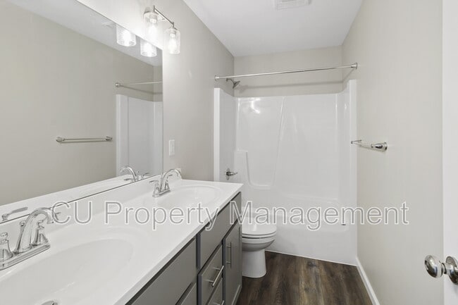 Building Photo - 1316 S Smith Rd